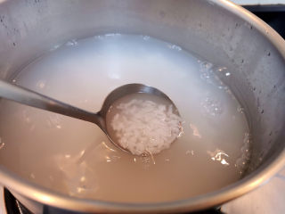 9、紫薯银耳粥,煮至大米熟成