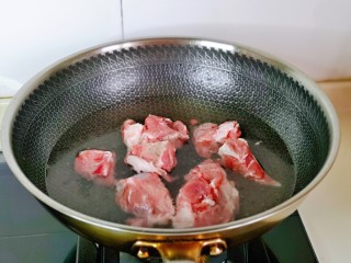 2、冬笋排骨汤,汤骨焯水: 冷水下锅,烧开后撇出血沫,大火煮2分钟。