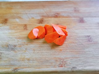 6、冬笋排骨汤,胡萝卜去皮,洗净,切菱形块。