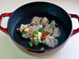 10、冬笋排骨汤,再加入纯净水,适当多一些,因为要熬的久一点。