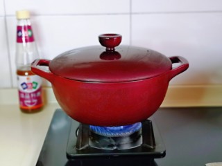 12、冬笋排骨汤,盖上盖子,上煤气大火烧开转小火慢熬30分钟左右。