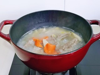 14、冬笋排骨汤,再加入胡萝卜炖5分钟。