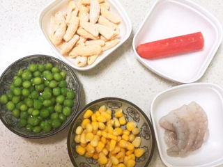 1、青豆炒虾仁,准备食材：青豆，虾仁，甜玉米粒，南瓜贝壳年，胡萝卜