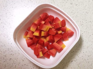 2、青豆炒虾仁,把胡萝卜切成小丁