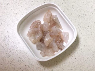3、青豆炒虾仁,鲜虾仁切成小段