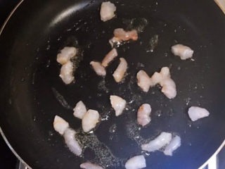 4、青豆炒虾仁,水开后加入虾仁