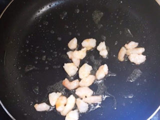5、青豆炒虾仁,焯水1分钟，捞出来备用