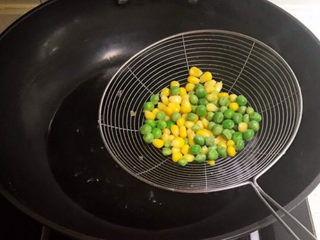 6、青豆炒虾仁,加入青豆和玉米粒焯水2分钟