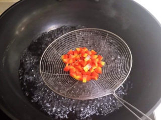 7、青豆炒虾仁,胡萝卜焯水1分钟