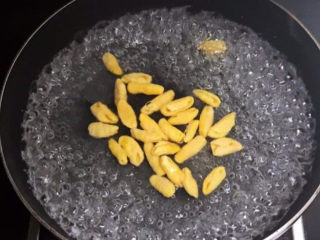 8、青豆炒虾仁,贝壳面入锅煮4分钟