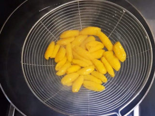 9、青豆炒虾仁,把煮好的贝壳面捞出来备用