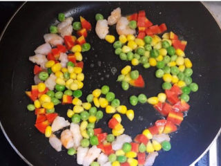 11、青豆炒虾仁,加入青豆和玉米粒，翻炒均匀