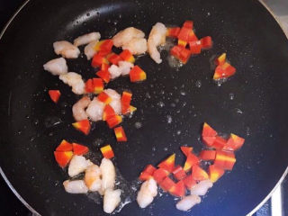 10、青豆炒虾仁,炒锅烧热后加入花生油，油烧热后加入虾段和胡萝卜，翻炒均匀