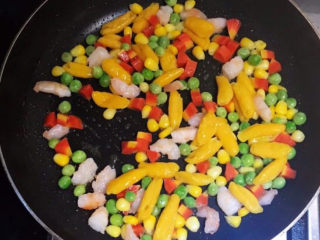 12、青豆炒虾仁,加入贝壳面，翻炒1分钟