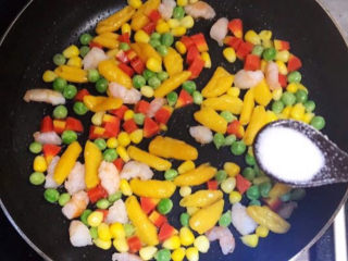 13、青豆炒虾仁,加入精盐，翻炒均匀