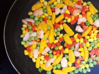 15、青豆炒虾仁,青豆炒虾仁食材多样，营养丰富，色彩艳丽，令人馋涎欲滴。这是一道快手菜，特别适合宝宝食用～