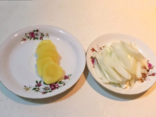 2、啤酒红烧肉,大葱切成丝，鲜姜切成片