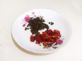 3、啤酒红烧肉,花椒粒和辣椒段