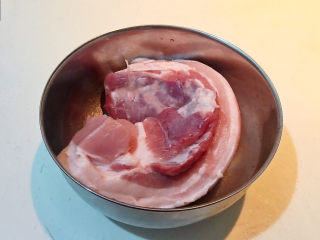 4、啤酒红烧肉,精选五花肉清洗干净