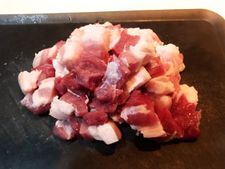 5、啤酒红烧肉,把五花肉切成小块