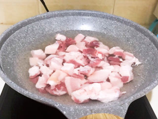 6、啤酒红烧肉,五花肉冷水下锅，水开后焯水5分钟