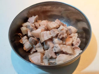 7、啤酒红烧肉,把焯好的五花肉捞出来