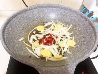 8、啤酒红烧肉,炒锅烧热后加入花生油，油烧热后加入葱姜，花椒粒和辣椒段，炒出香味