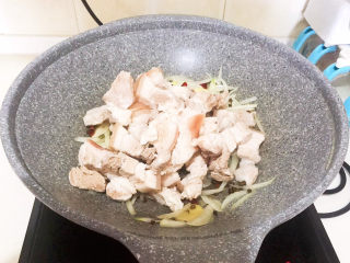 9、啤酒红烧肉,加入五花肉，翻炒2分钟