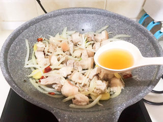 10、啤酒红烧肉,加入料酒