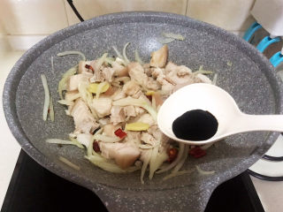 11、啤酒红烧肉,加入老抽