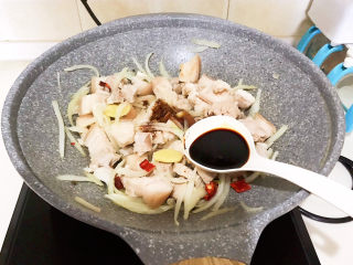 12、啤酒红烧肉,加入生抽和蚝油