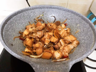 13、啤酒红烧肉,翻炒2分钟