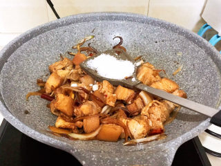 14、啤酒红烧肉,加入白砂糖，翻炒均匀