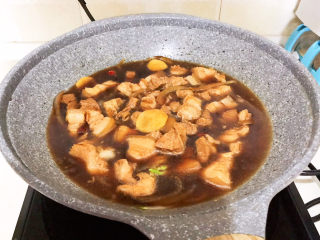 15、啤酒红烧肉,加入啤酒，啤酒没过五花肉