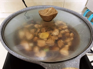 16、啤酒红烧肉,大火烧开后中火慢烧20分钟