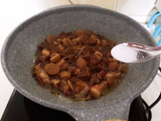 17、啤酒红烧肉,加入精盐调味，翻炒均匀即可