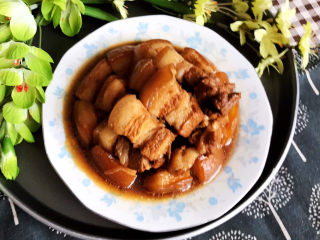 19、啤酒红烧肉,啤酒红烧肉口感香糯，肥而不腻，风味独特