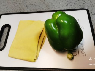 1、青椒炒豆皮,准备圆青椒和豆腐皮