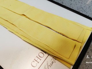 2、青椒炒豆皮,先把豆腐皮切成条