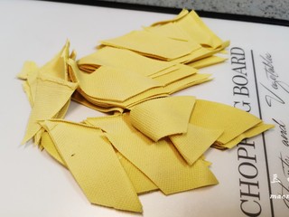 3、青椒炒豆皮,斜刀切成菱形块