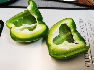 4、青椒炒豆皮,青椒去籽