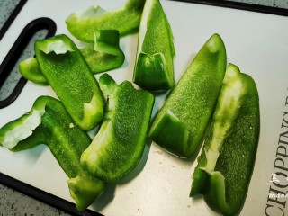 5、青椒炒豆皮,先切成条