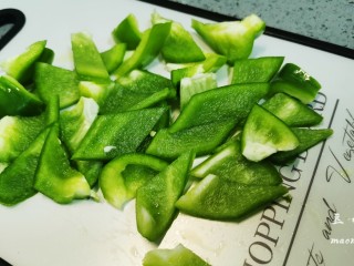 6、青椒炒豆皮,再切成菱形块
