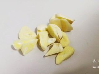 7、青椒炒豆皮,大蒜切成片