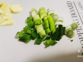 8、青椒炒豆皮,大葱切碎备用