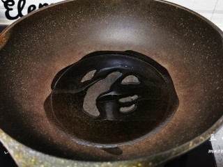 9、青椒炒豆皮,起锅烧油