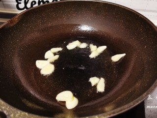 10、青椒炒豆皮,放入蒜片爆出香味