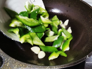 11、青椒炒豆皮,放入青椒