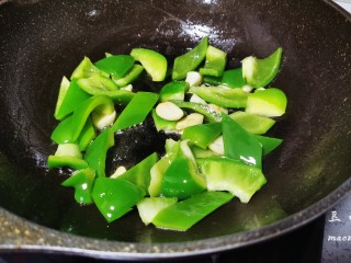 12、青椒炒豆皮,翻炒均匀