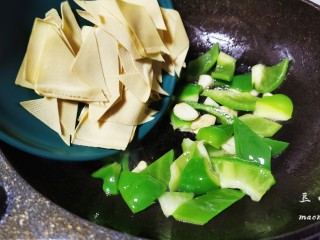 13、青椒炒豆皮,放入豆腐皮